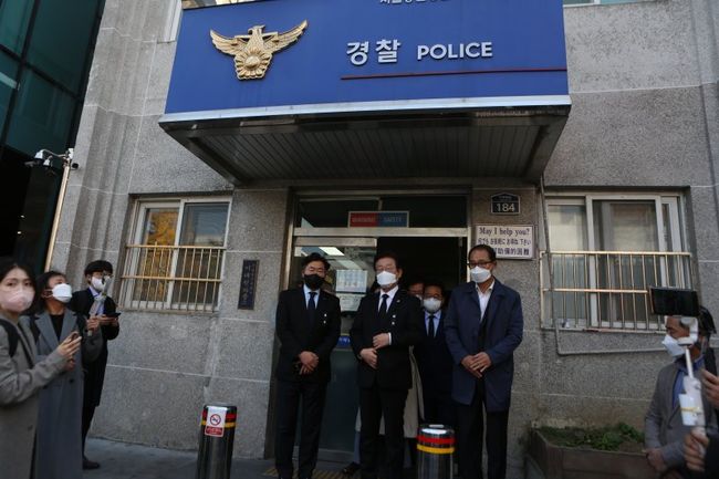 <b>이재명</b> 더불어민주당 대표... 찾아 경찰관 격려하고 <b>유가족 위로</b>