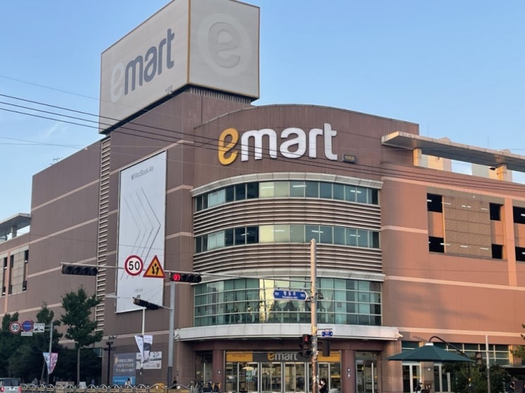  A complex shopping mall that can be easily found in the area where you stay in Korea