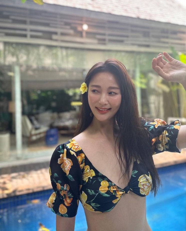 '골때녀' 방송인 안혜경, 발리 가더니 과감한 휴양지룩 선보여...어깨 노출로 발리의 여신 변신 '글래머 몸매에 복근까지' '골때녀' 방송인 안혜경, 발리 가더니 과감한 휴양지룩 선보여...어깨 노출로 발리의 여신 변신 '글래머 몸매에 복근까지'