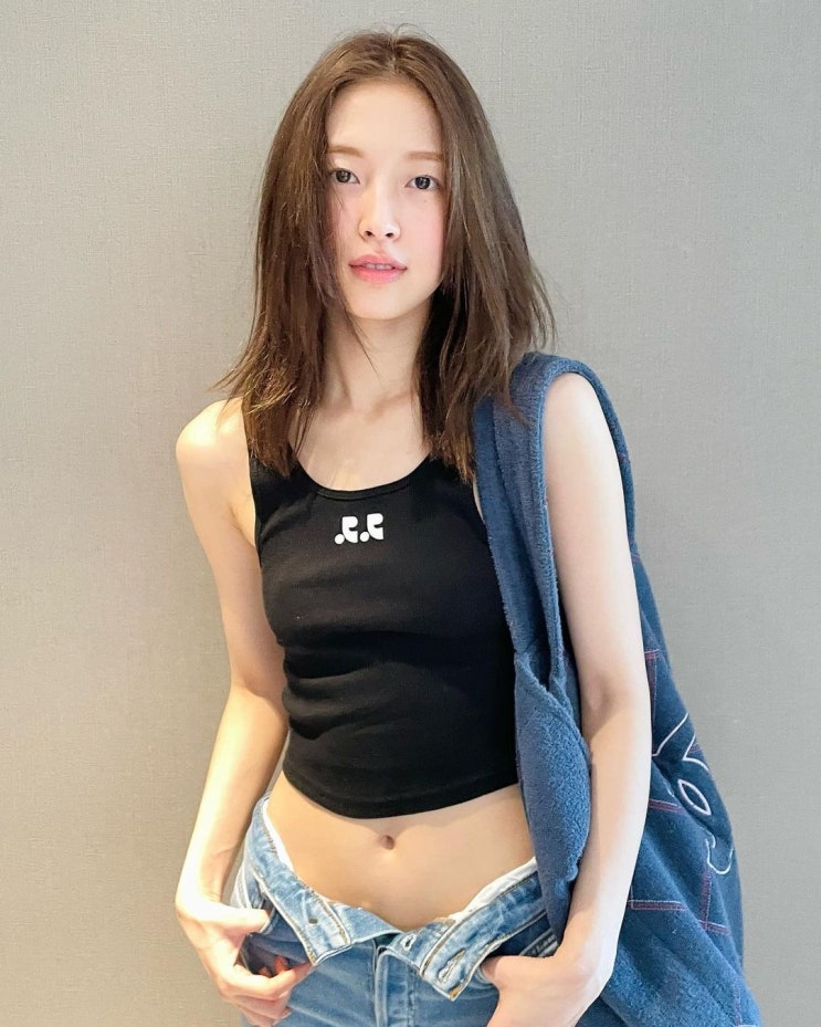 걸그룹 오마이걸 막내 아린, '청순돌' 멤버가 청바지 단추 풀고 드러낸 몸매... "딸아 배꼽 가리렴" 걸그룹 오마이걸 막내 아린, '청순돌' 멤버가 청바지 단추 풀고 드러낸 몸매... "딸아 배꼽 가리렴"