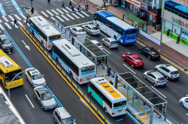  A city bus lane at seoul