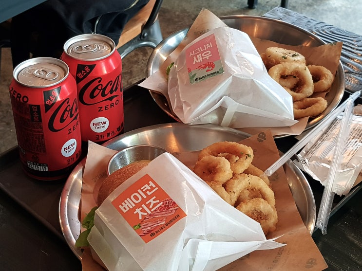 합정역 수제버거 <블리스버거앤카페> 시그니처 새우버거 + 오징어링 먹조합 합정역 수제버거 <블리스버거앤카페> 시그니처 새우버거 + 오징어링 먹조합