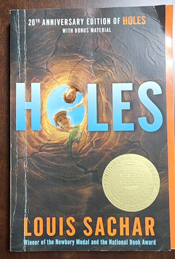  홀스 Holes 뉴베리 수상작 영어원서 추천, stuffed animals 외