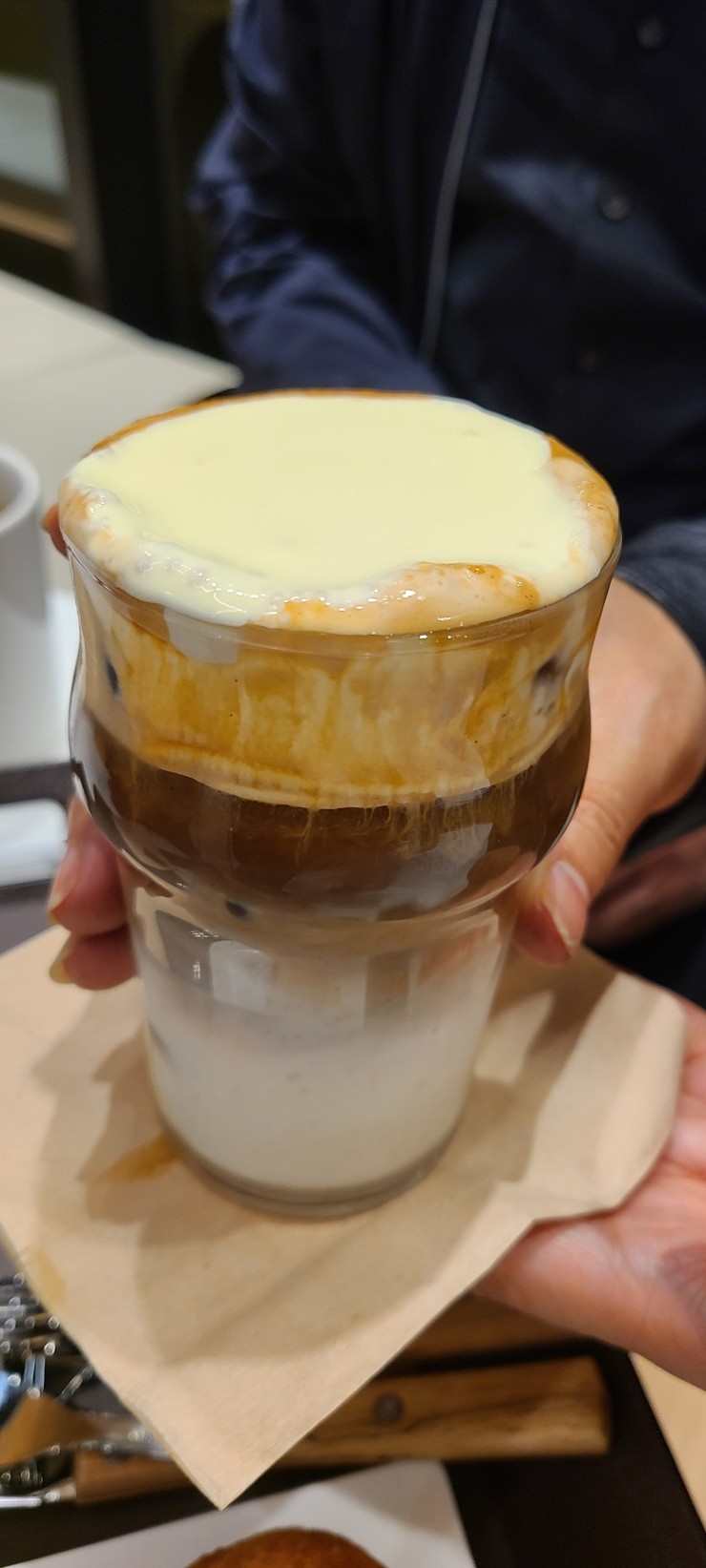  경기도 수원에서 꽈배기 디저트 카페인 [커피이십센치] 입니다.