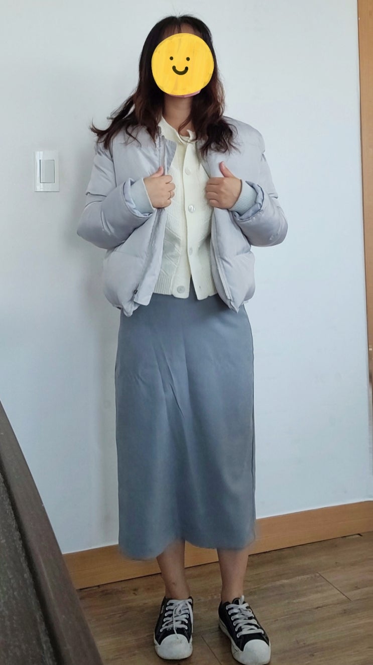  기모 롱 스커트 스카이블루 색상 이드넴 케이클럽 프론트라인 뒷트임으로 활동성도 높힌 룩