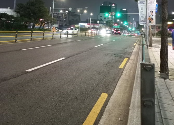  어제 밤 늦게 정류장 지나쳤네요