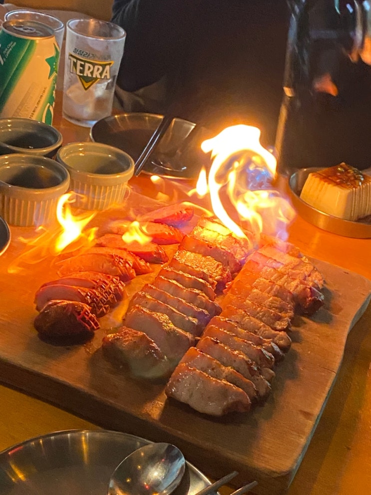  압구정로데오한식주점 화려한 불쇼 삼겹살 맛집 섭식당