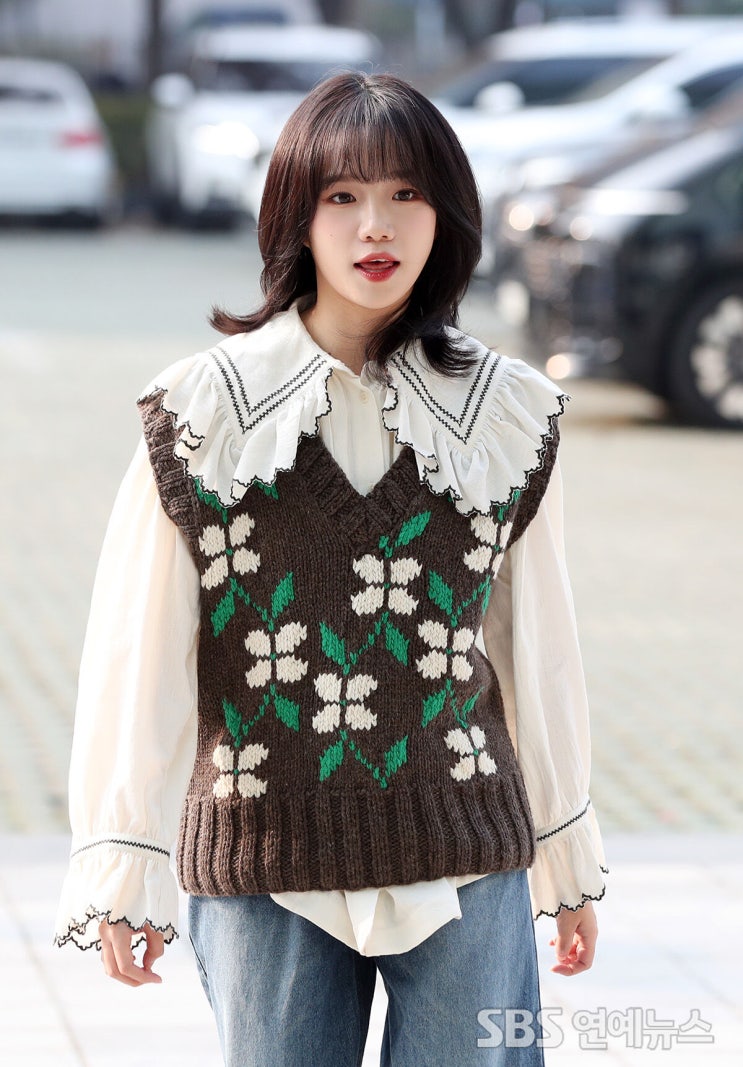  조유리 라디오 출근길 니트 베스트 패션 정보