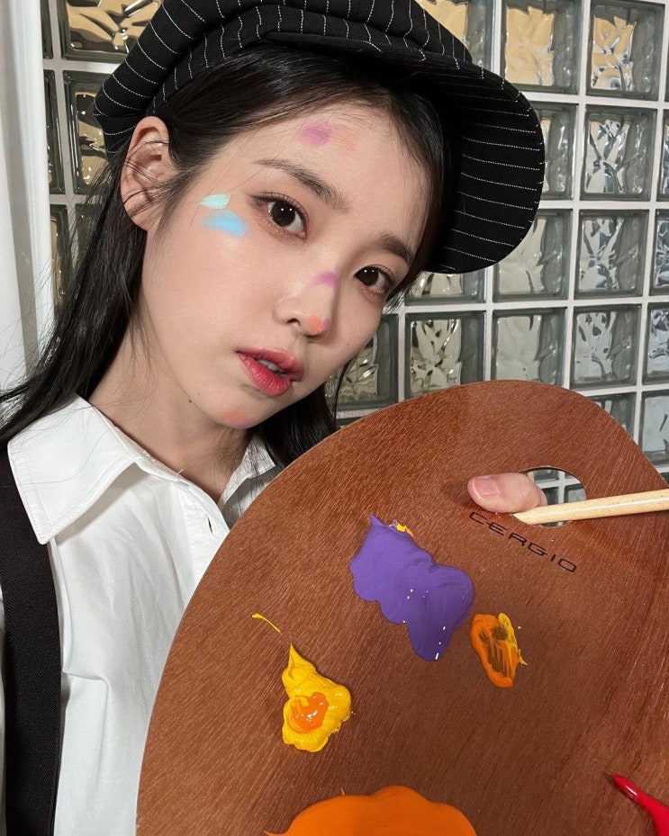 '2023 시즌 그리팅' 가수 아이유, 청순함과 우아함을 오가는 다양한 자태...내년에도 예쁠 예정 '국민요정' '2023 시즌 그리팅' 가수 아이유, 청순함과 우아함을 오가는 다양한 자태...내년에도 예쁠 예정 '국민요정'