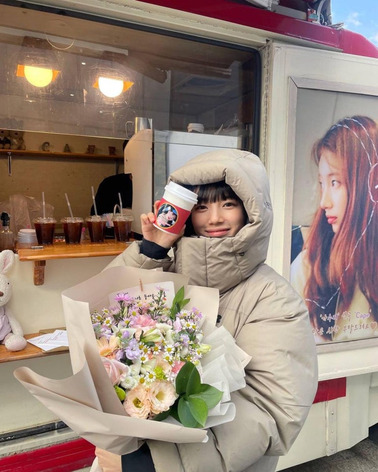  수지 커피차 인증 사복 패딩 패션 K2 코볼드 DECIMO