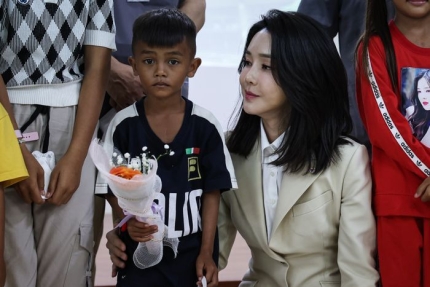 캄보디아 의료 봉사 한국 <b>의료진</b> 찾아 <b>격려</b>…“尹<b>대통령</b>도 감동”