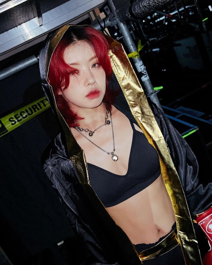 '스우파'로 유명해진 댄서 아이키, "속옷도 안 입고.." 자켓만 걸친 파격 화보 보고 모두 깜짝 놀라 '스우파'로 유명해진 댄서 아이키, "속옷도 안 입고.." 자켓만 걸친 파격 화보 보고 모두 깜짝 놀라