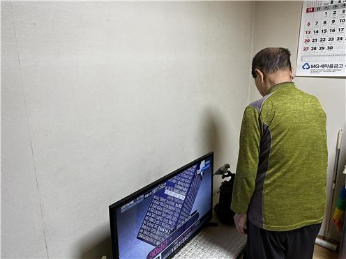 라면 반 개로 끼니를 때우는 독거노인들..."외로움이 가장 견디기 힘들어" 라면 반 개로 끼니를 때우는 독거노인들..."외로움이 가장 견디기 힘들어"