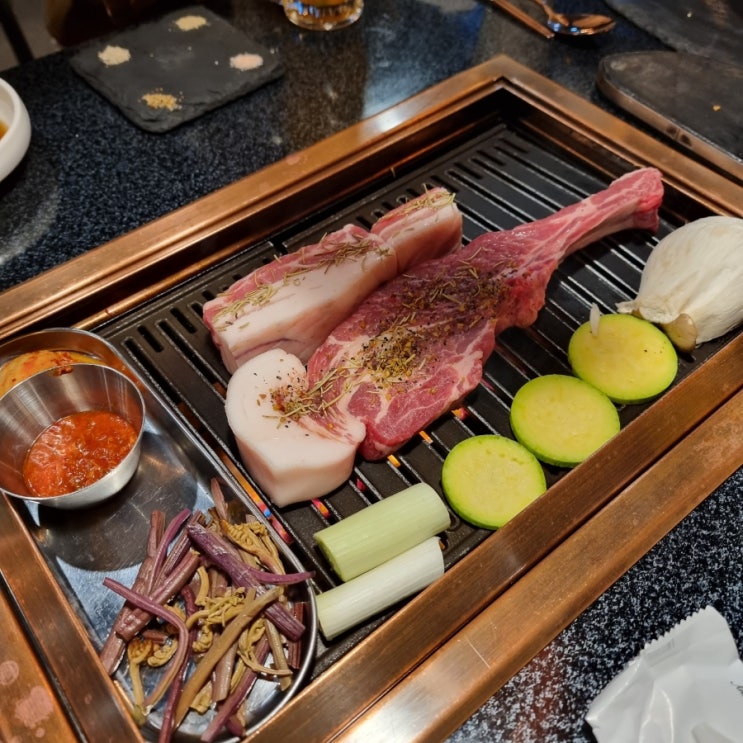 [부산화명동맛집] 직접구워주는 흑돼지숄더랙맛집 제주옥탑 화명점. 계모임장소 추천.