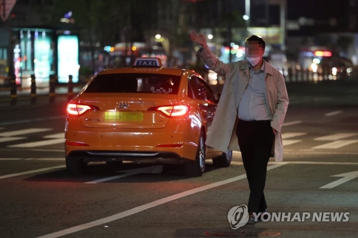 “전방주시 태만?” 도로서 택시 잡던 사람 접촉…과실은 누구?