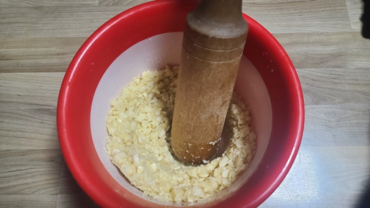  김장용 마늘 빻기