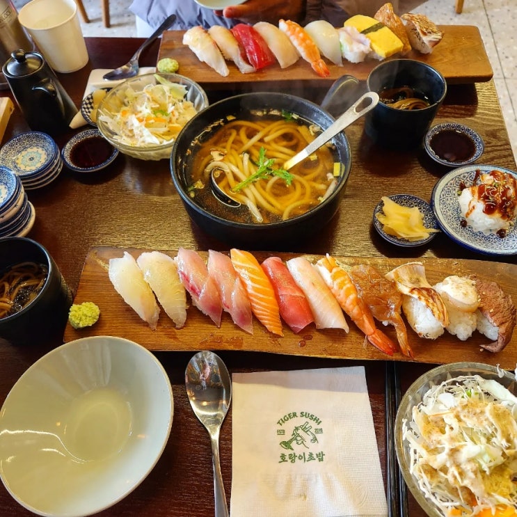  교대역 호랑이초밥 우동에 냉모밀은 서비스!?!