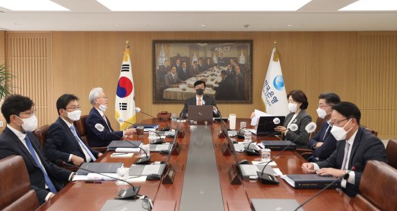 '물가정점 지나나' 한미 금리인상 속도 조절...한은 베이비 스텝 전망 '물가정점 지나나' 한미 금리인상 속도 조절...한은 베이비 스텝 전망