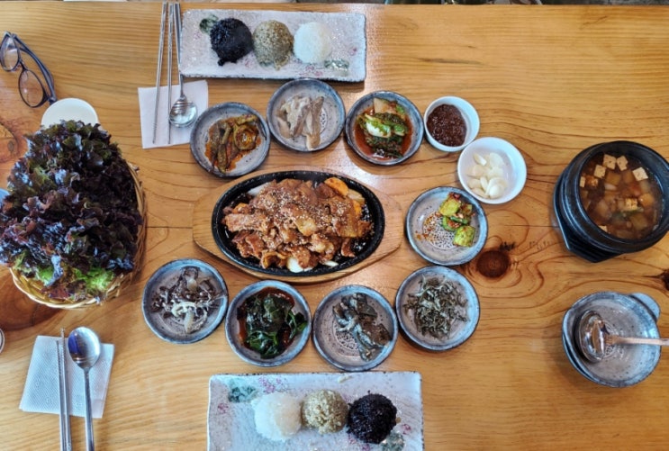  충북 진천 맛집. 들녘愛농원. 이곳에서만 먹을 수 있는 예쁜 세 가지 쌀밥과 특제 양념으로 만든 푸짐한 제육볶음. 맛있는 진천 밥집. 완전 추천!