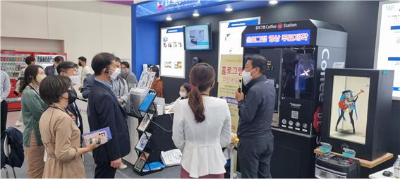 “홀로그램 무인카페” KES 2022 한국전자전 출품 두 마리 토끼를 잡은 “홀로그램 무인카페”