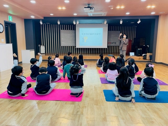  찾아가는 그린키즈 환경교실. 환경동화 읽고 북극곰이 되어보고
