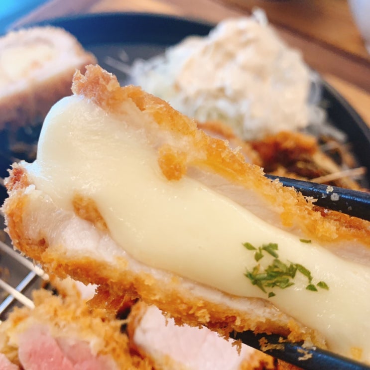 신당, 입에서 살살 녹는 치즈카츠와 여러 부위를 먹을 수 있는 모듬카츠 ' 시키카츠'