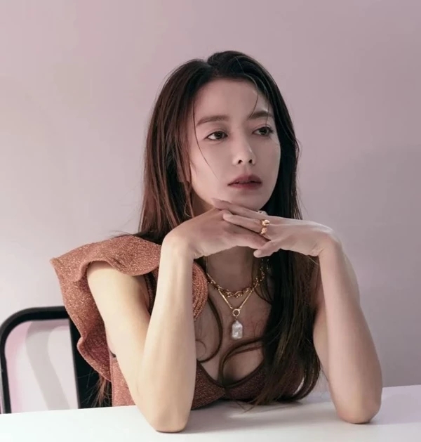 40대 여배우 이소연, 해외여행 중 비키니 인증샷...동안 미모에 우월한 몸매 뽐내자 감탄 쏟아져 40대 여배우 이소연, 해외여행 중 비키니 인증샷...동안 미모에 우월한 몸매 뽐내자 감탄 쏟아져