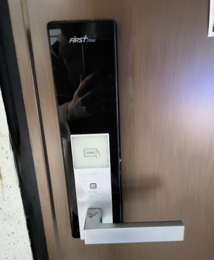  [Firsht plus] 현관도어락 숫자 눌렀을 때 꺼지는 증상, 배터리 없어서 문이 안 열릴때 대처 방법
