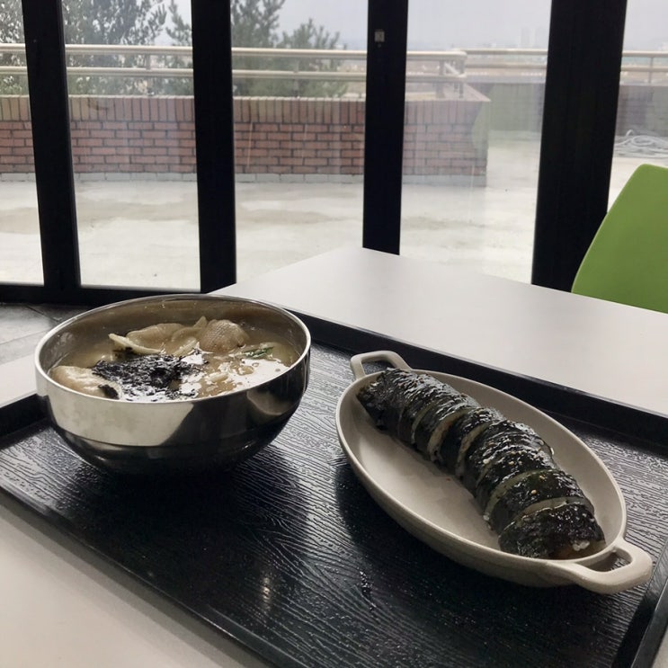 충주 건국대학교 글로컬캠퍼스 학식 명가김밥에서 떡만둣국과 멸치김밥