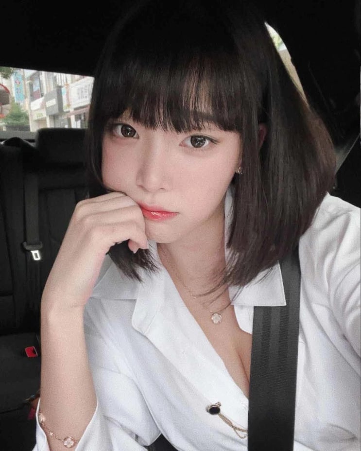 인스타그램 셀럽 강인경, 빼빼로데이 기념 화보 뒤늦게 관심...영화 '말레나'의 유명 장면 패러디? 인스타그램 셀럽 강인경, 빼빼로데이 기념 화보 뒤늦게 관심...영화 '말레나'의 유명 장면 패러디?