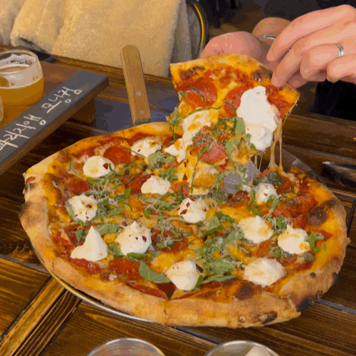 가산맛집 세라즈피자펍 리코타치즈와 바질 꿀 조합 토핑 피자