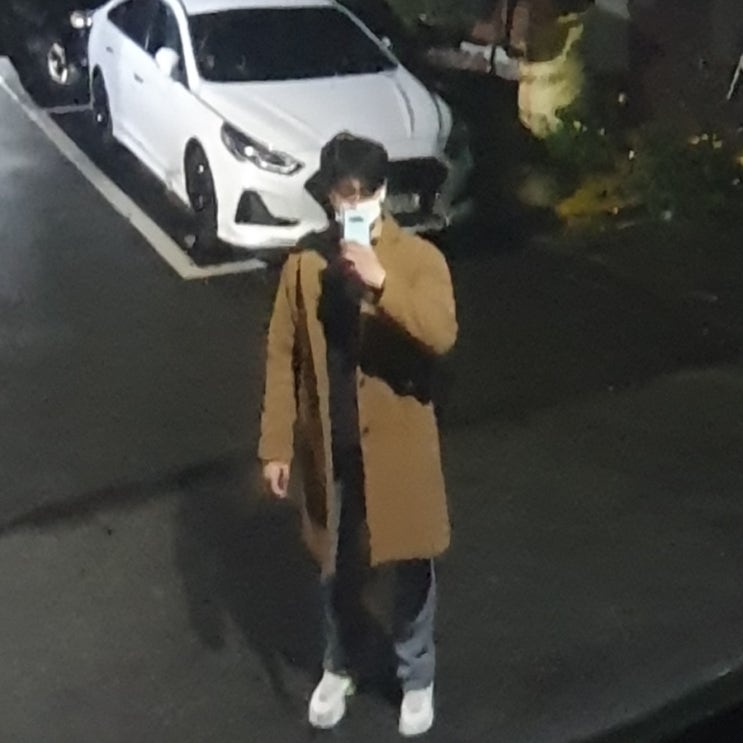 베이지 코트 회색 트레이닝 팬츠 검은색 맨투맨 메신저백 코디 베이지 코트 회색 트레이닝 팬츠 검은색 맨투맨 메신저백 코디