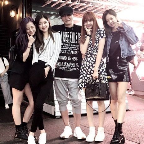 BLACKPINKワールドツアーコンサート：振り付けミス、酷評レビュー、自動検索ワード、YGエンターテインメント再契約の噂