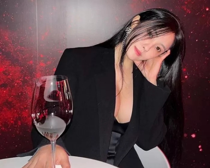 유튜브 등 개인활동 중인 티아라 출신 효민, 한손에 와인잔 들고 어두운 조명 아래 섹시한 매력