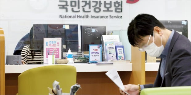 '-388조' 국고 거덜 낼 건보 적자 온다…국민연금보다 심각 '-388조' 국고 거덜 낼 건보 적자 온다…국민연금보다 심각