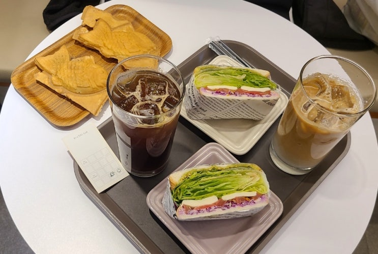  [카페미학] 커피 + 바질치즈샌드위치 + 붕어빵