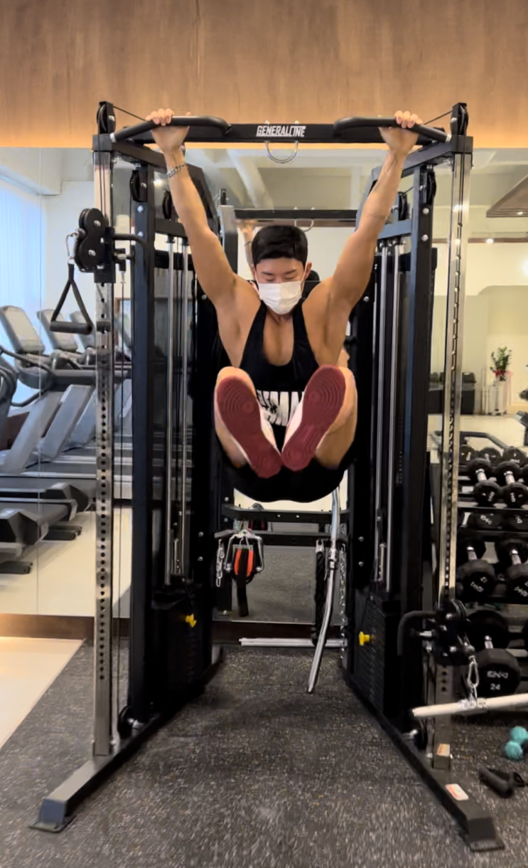  부천pt 신중동pt 남자복근운동 뱃살에 좋은 운동 추천 행잉레그레이즈 자세 행잉스트랩