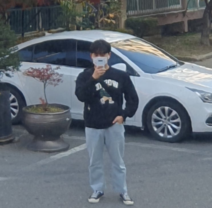 검은색 곰돌이 맨투맨 연청 와이드 청바지 블랙 컨버스 코디 검은색 곰돌이 맨투맨 연청 와이드 청바지 블랙 컨버스 코디