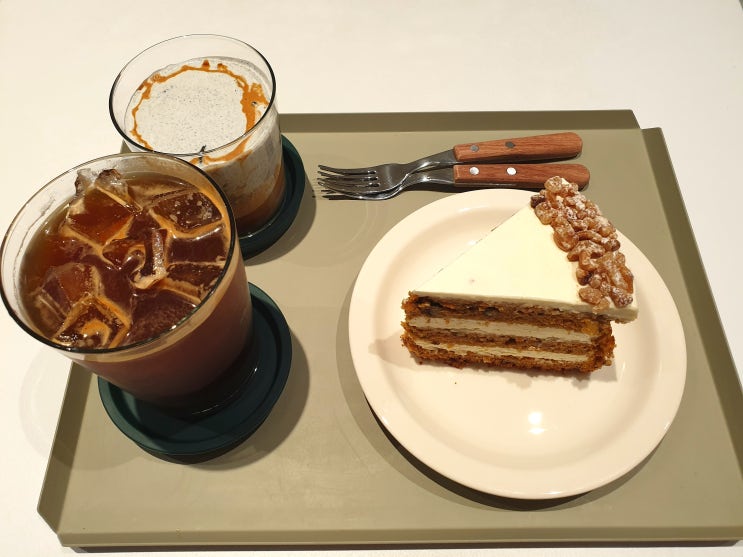 [원천동 카페] 당근케이크와 흑임자 크림 라떼가 맛있는 커스텀커피
