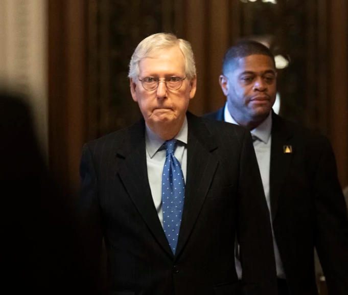 McConnell은 리더십 경쟁에서 이겼지만 GOP 내분은 계속됩니다. McConnell은 리더십 경쟁에서 이겼지만 GOP 내분은 계속됩니다.