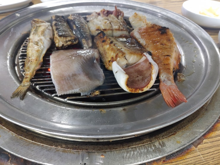 속초시) 88생선구이 - 테이블 위에서 숯불로 구워지는 생선구이 속초시) 88생선구이 - 테이블 위에서 숯불로 구워지는 생선구이