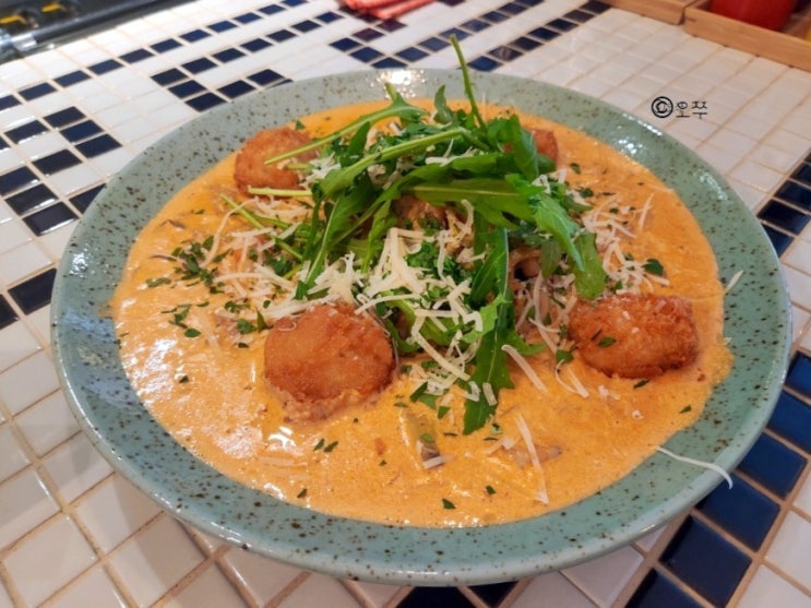  [서울 역촌역 맛집] 러프 테이블 / 쉬림프볼 핫크림 링귀네, 리코타 포모도로 스파게티, 더블패티 치즈 러프 버거 추천