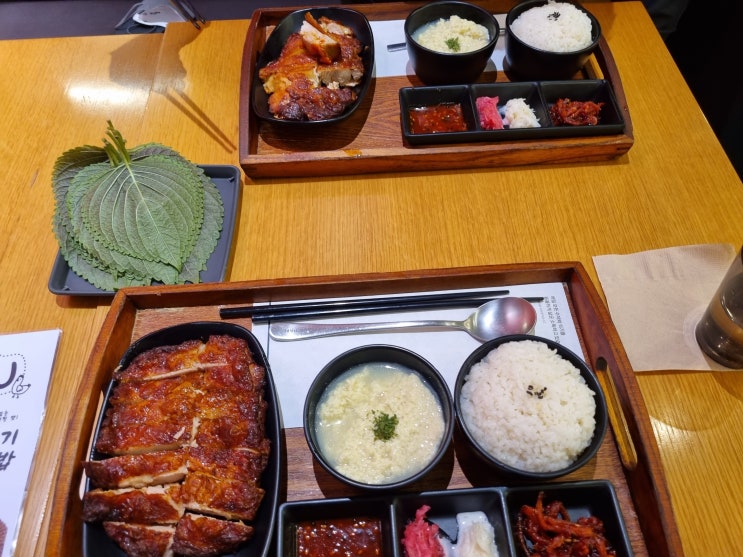  닭고기를 쌈에 싸서 먹는 닭쌈밥