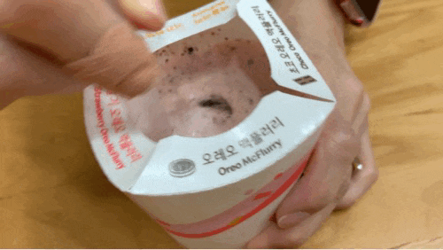 맥도날드 신메뉴 "베리스트로베리 맥플러리" 천원에 맛보다! 근데 딸기 오레오랑 뭐가 다를까요? (오늘까지 맥도날드 앱에서 쿠폰 받을수 있데요) 맥도날드 신메뉴 "베리스트로베리 맥플러리" 천원에 맛보다! 근데 딸기 오레오랑 뭐가 다를까요? (오늘까지 맥도날드 앱에서 쿠폰 받을수 있데요)