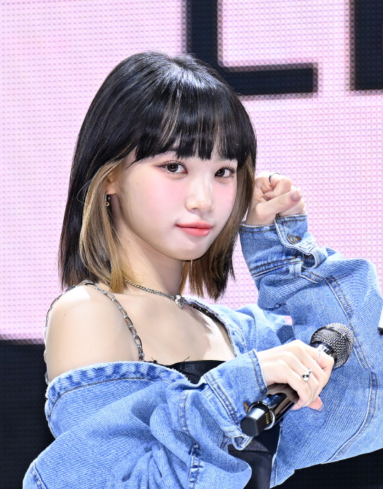 아이즈원 김채원-르세라핌 김채원, 동일 인물이지만 아이돌로서는 별개의 개체임을 각인시켜 아이즈원 김채원-르세라핌 김채원, 동일 인물이지만 아이돌로서는 별개의 개체임을 각인시켜