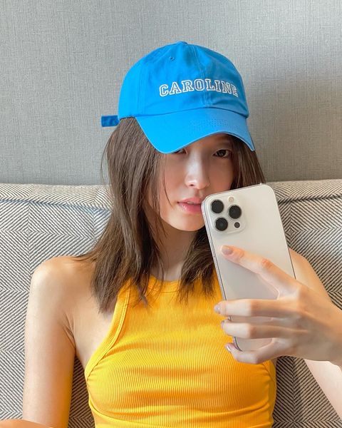  오마이걸 아린이 착용한 하늘색 모자는?