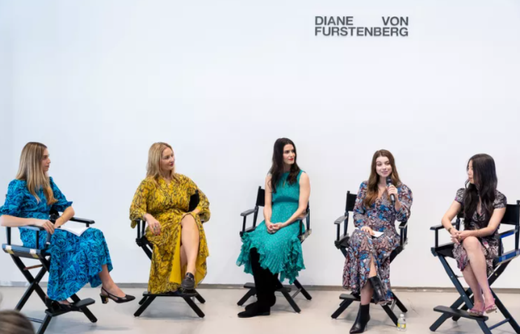 Diane von Furstenberg의 손녀 Talita가 브랜드의 사상 첫 웰니스 데이를 주최합니다 — 이벤트 안으로 들어가세요. Diane von Furstenberg의 손녀 Talita가 브랜드의 사상 첫 웰니스 데이를 주최합니다 — 이벤트 안으로 들어가세요.