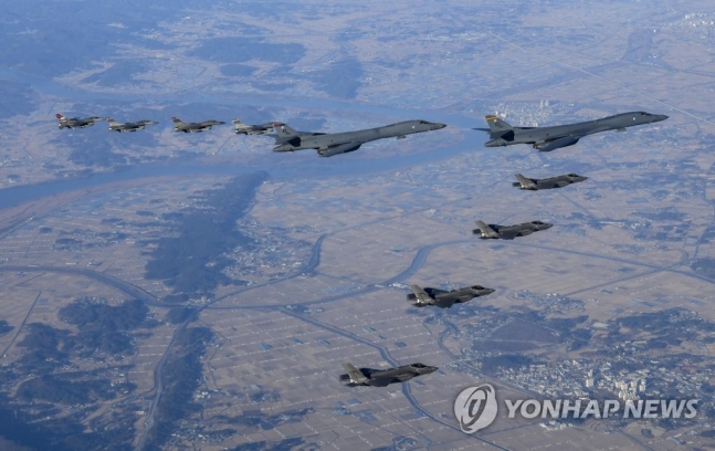 美 전략폭격기 B-1B 한반도 재전개…北ICBM 하루만에 강력 경고(종합)