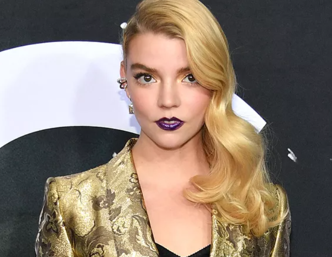 Anya Taylor-Joy는 '내 외모 때문에 괴롭힘을 당했다'와 그녀의 엄마의 '정말 도움이 된다'는 조언을 회상합니다. Anya Taylor-Joy는 '내 외모 때문에 괴롭힘을 당했다'와 그녀의 엄마의 '정말 도움이 된다'는 조언을 회상합니다.