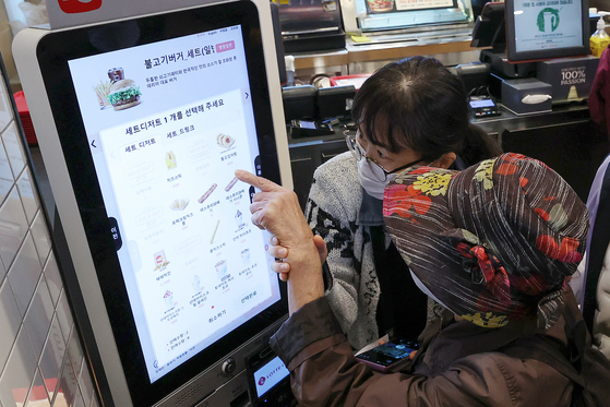 [준비 안 된 ‘노인공화국’] ATM·모바일 앱 낯설고 어려워, 1.5 걸어 은행 방문해 송금